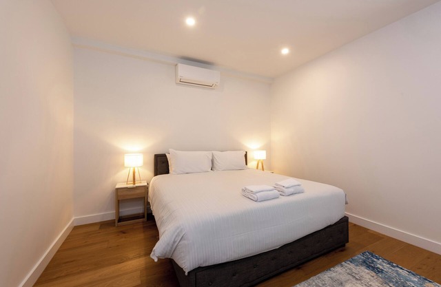 Entire House in Port Melbourne w/Parking & Pool