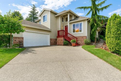 Entire house with Four Bedrooms, Hot Tub, BBQ, Private Backyard, FREE WiFi and Parking, near Seattle, EV
