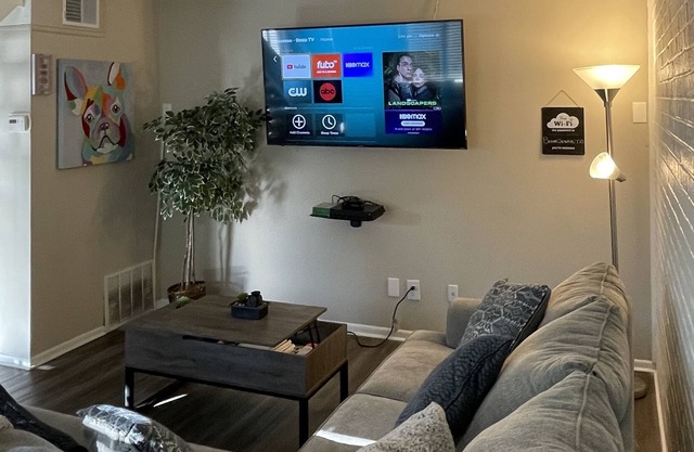 Entire lovely 2 bedroom loft with indoor fireplace