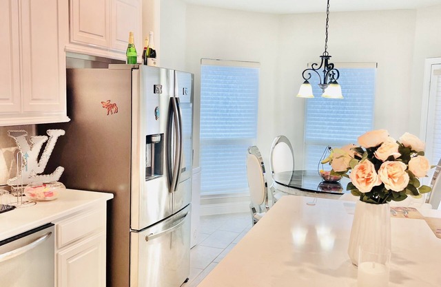 Entire Modern house by the lake - 5 bedrooms 11 Queen beds