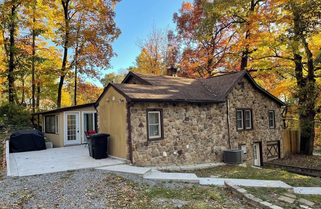 Entire Mountain Cottage Near Scenic Hiking Trails, Your Getaway Retreat!