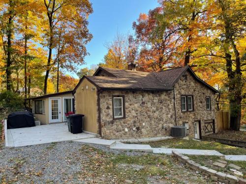 Entire Mountain Cottage Near Scenic Hiking Trails
