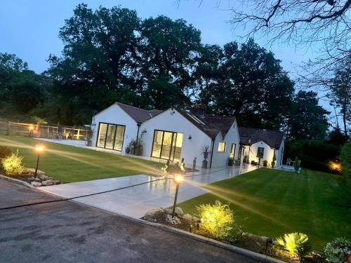 Entire Newly built Luxurious Villa Just Steps from Royal Ascot Racecourse, only 10 mins from Windsor Castle and 5 mins from Legoland Windsor Resort