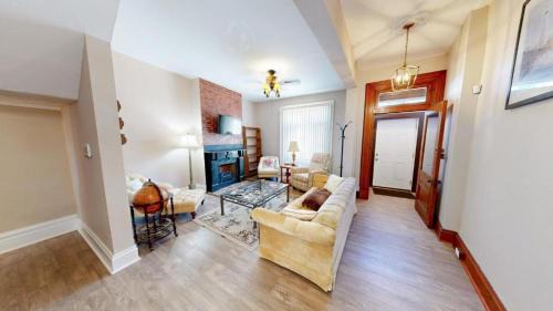 ENTIRE Pittsburgh Home Close To Events - Kid Friendly - Designated Dog & Cat Areas - Private Patio - Free Parking - Fireplace