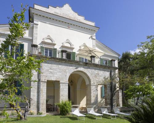 Entire Private Floor in an 1800s Frescoed Villa with Historic Park - Villa Mastrangelo