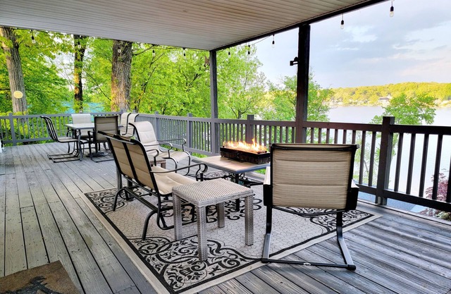 Entire Private Lakefront Cottage Home on Lake Hopatcong + Kayaks and Pedalboat