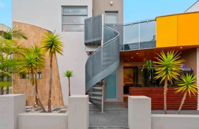 Entire studio with balcony in Maribyrnong