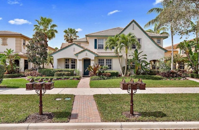 Entire Townhouse gorgeous clean -Palm Beach 2Bed/2Bath w/garage.