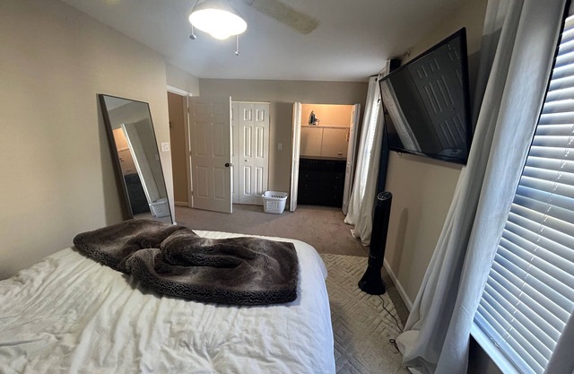 Entire Townhouse Near BWI , Orioles, and Ravens. Find Your Home Away From Home!