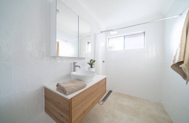 Entire unit in Newcastle: family friendly, free parking, walk to beach and shops