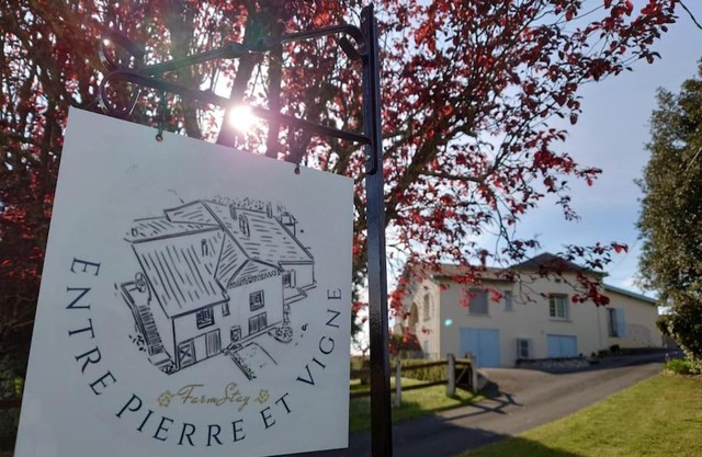 Entre Pierre et Vigne - Charming former Winery Farmhouse with Hot Tub & Swimming Pool