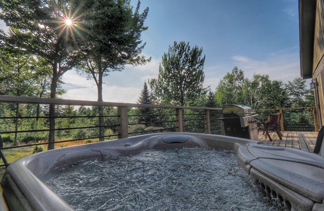 Equinox Haus: Private retreat with pool table, hot tub and hiking trails