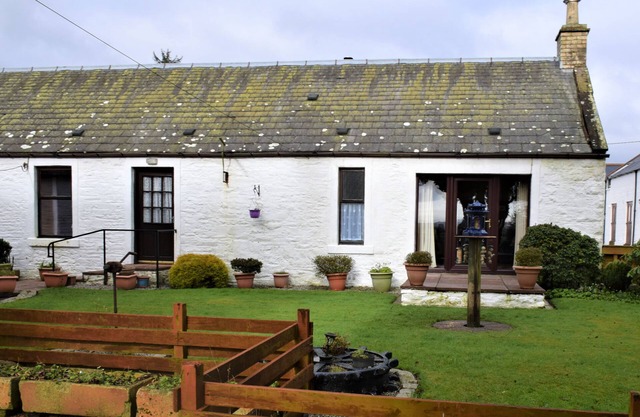 Ernambrie Cottage - a cottage that sleeps 6 guests in 2 bedrooms