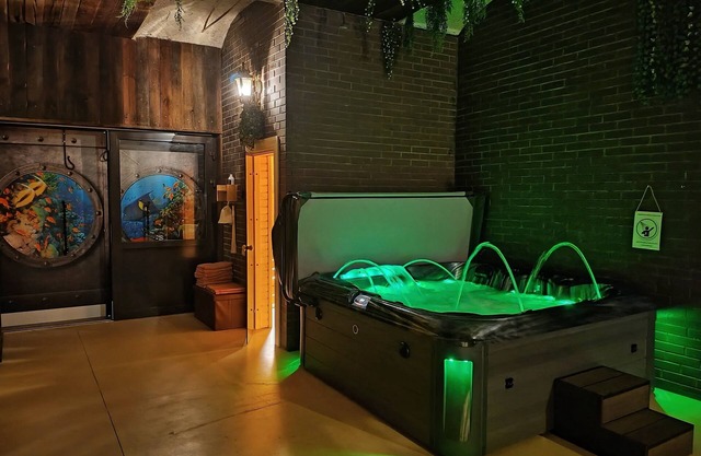 Ernests' unique townhouse with sauna, hot tub and free parking