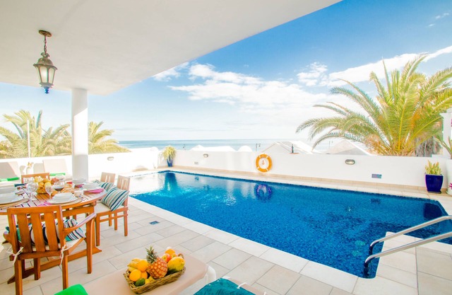 WAKE UP WATCHING THE SEA! GREAT PRIVATE POOL, VIEWS, BBQ, WIFI