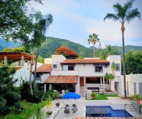 Escapada de Lujo en Ajijic Habitaciónes Privadas con Baño vistas Alberca Montañas
