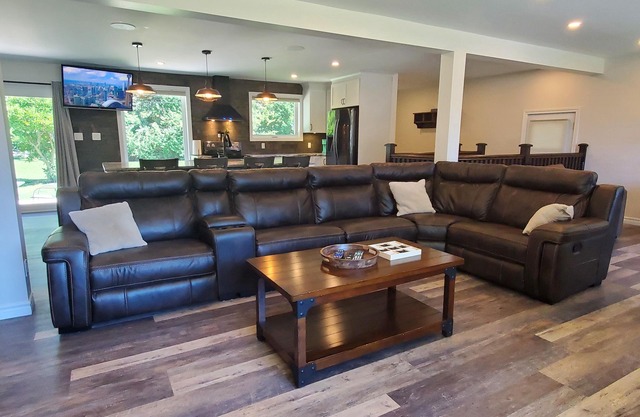 escape, relax in modern convenience & comfort.