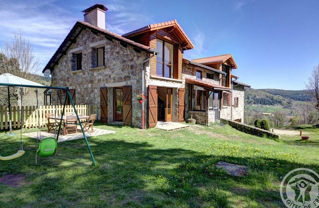 Escape to Nature: Charming Cottage with Fireplace, Games Room, and WiFi