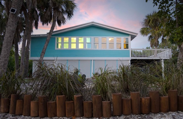 Escape to SALTWATER&SUNSETS -Newly Remodeled-Pool & Club Access
