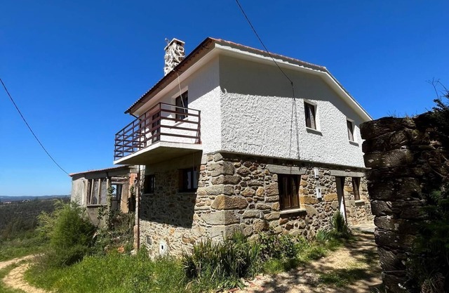 Escape to the Heart of Portugal: Countryside House, near River beach and trails