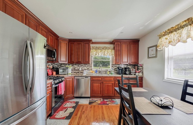 Escape to Tranquil Bliss Charming Two-Bedroom Country House Urban Comforts