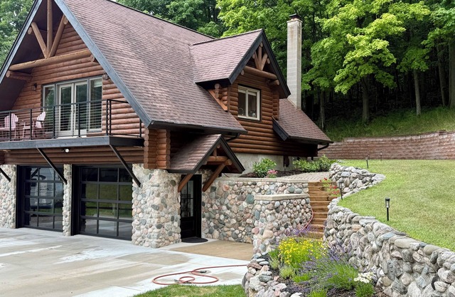 Escape to Tranquility, Private Cabin in the Woods only 5 Miles to Torch Lake!