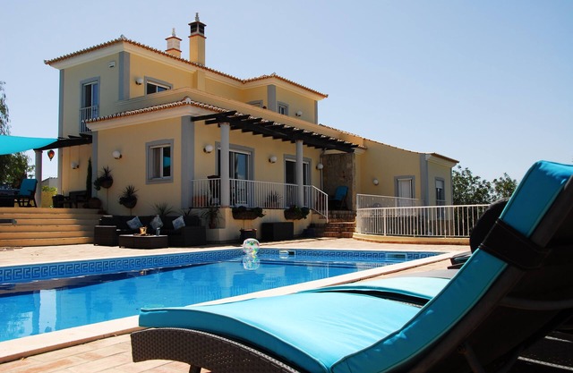Escape & Unwind in Elegance with Large Private Pool & Amazing Views (Free Wi-Fi)