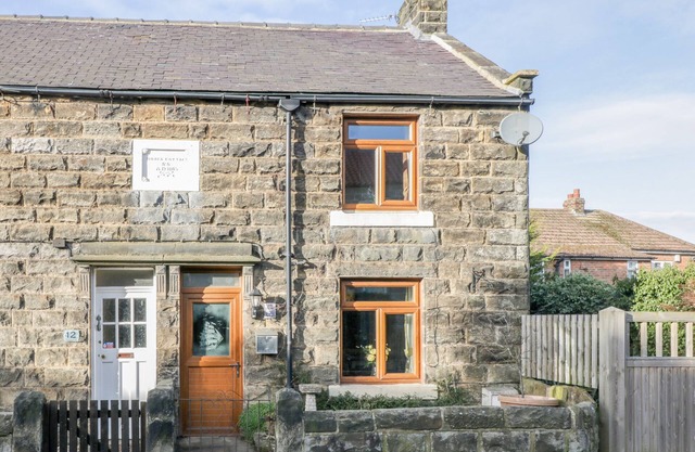 ESKSIDE COTTAGE, pet friendly, character holiday cottage in Sleights