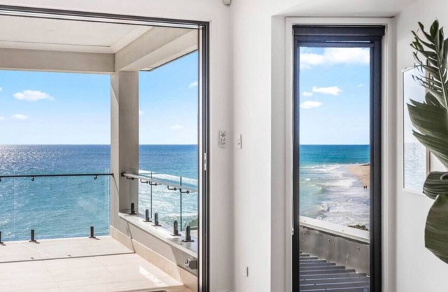 Esplanade - "SeaScape"- Luxury Beach Front - 180° Views - Wifi