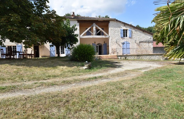 Estate, pretty farmhouse 220m2, 15pers, swimming pool, wood and private fishing