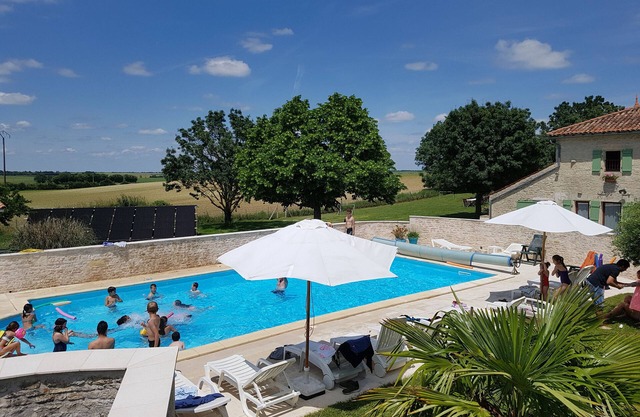 Estate with 6 individual cottages (36 beds), reception room and swimming pool.