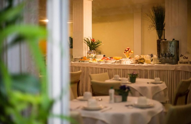 Eston Hotel