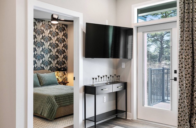 Evelyn 319 - Beautiful brand-new 1BR in beautiful Forest Hill