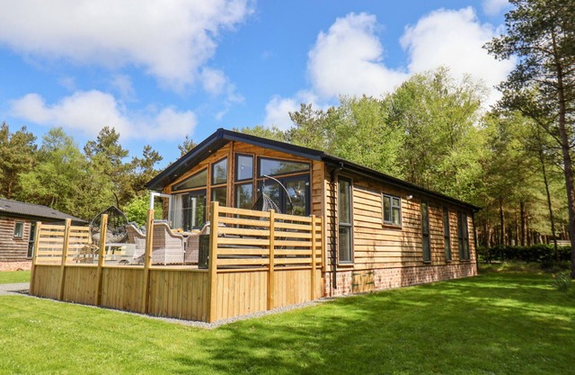EWE CRAG BECK LODGE, family friendly, with a garden in Whitby