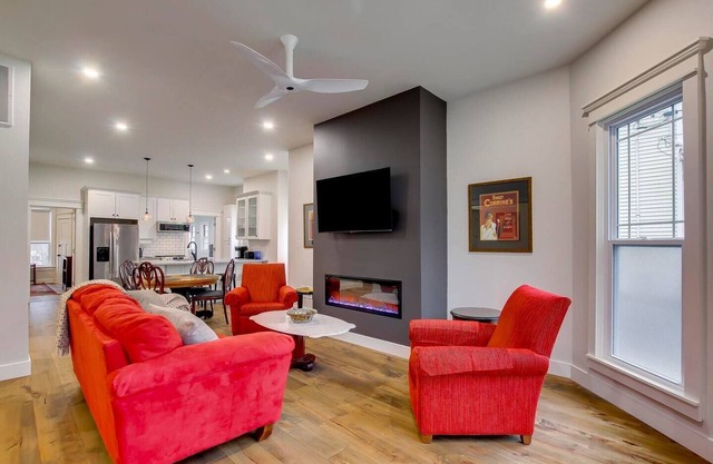Excellent 3BR/2BA PRIME Location!