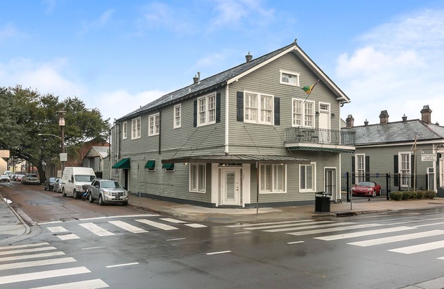 Excellent location: Just steps to the French Quarter. A great space for groups.