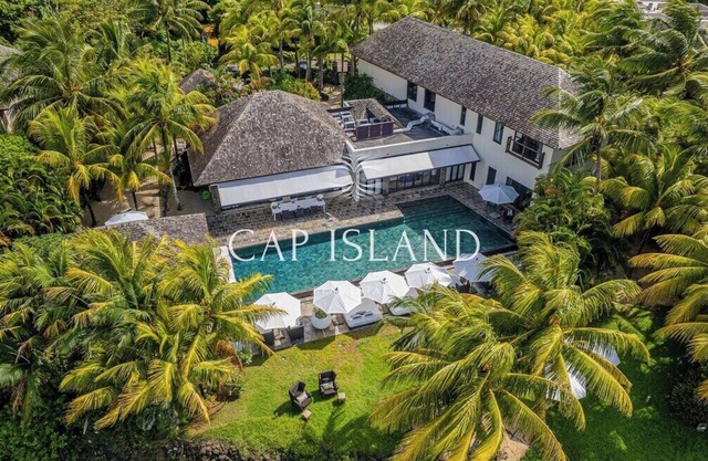 Exceptional villa on the golf course, tropical garden and sea view
