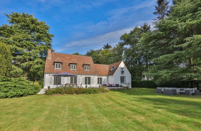 Exceptional 4200 sqm property with pool near Paris & Versailles and golfs