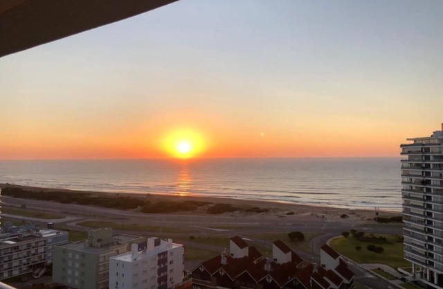 Exceptional Condo with seaside view and beach service. (No pets allowed)