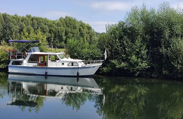 Exceptional and atypical river boat on the Somme!