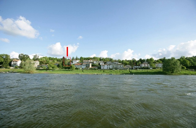 Exceptional location, charming house on the banks of the Loire.