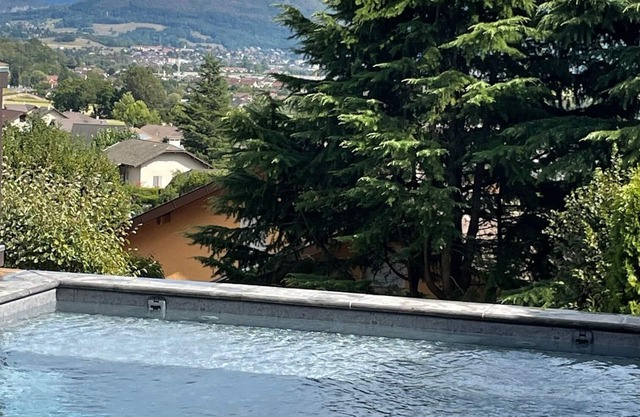 Exceptional mountain view, heated swimming pool, 10 minutes from Lake Annecy
