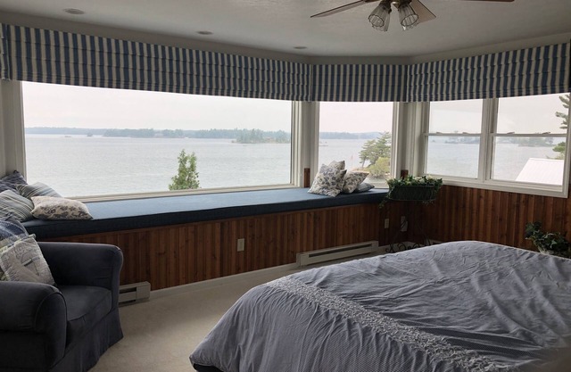 Exceptional panoramic St Lawrence views. Great boating, fishing. kayaks.