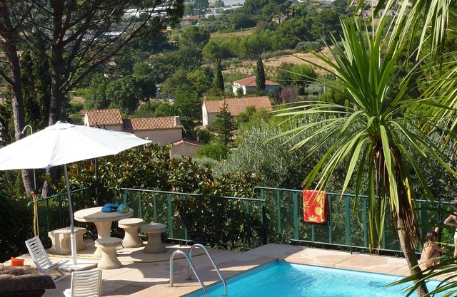 EXCEPTIONAL SITE QUIET, SWIMMING POOL, CLIM, GREEN, PETS OK, between AIX and CASSIS