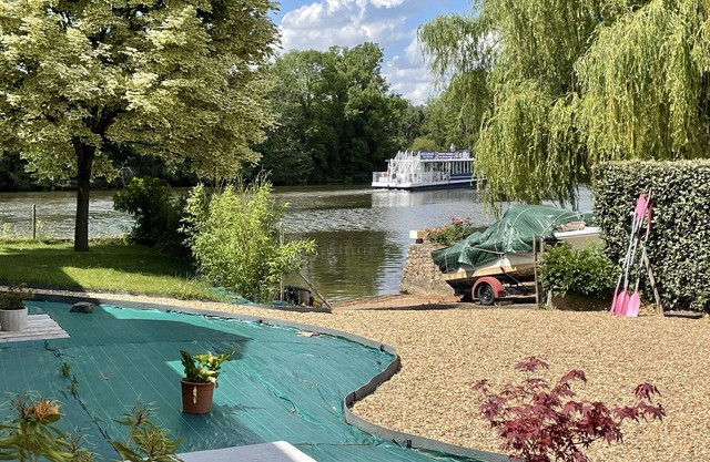 Exceptional view and direct access to the Mayenne opposite the towpath