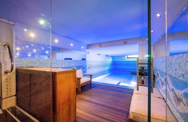 Exclusiva Casa de Lujo con Piscinas y Amplio Jardín en Zona Tranquila