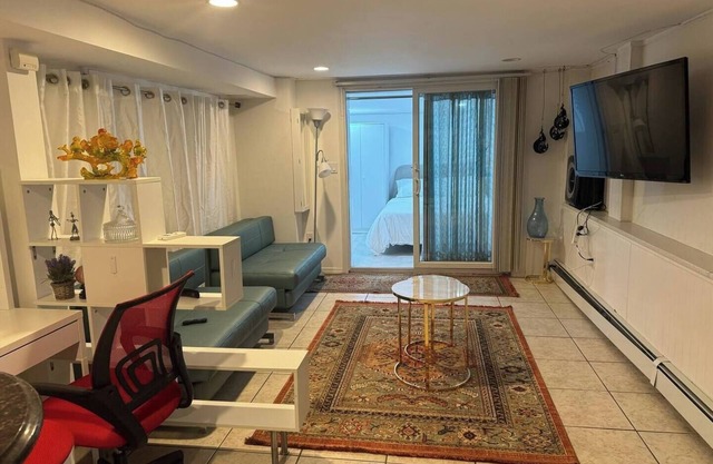 Exclusive 1-bedroom furnished apartment w/Garden in Historic Roslyn, sleeps 4.