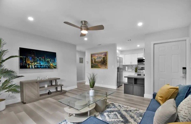 Exclusive 2 Bedroom Condo- Free Parking
