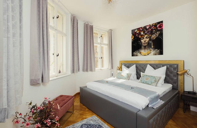 Exclusive Arthur vacation apartment in a historic townhouse in a prime central location!