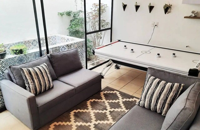 Exclusive Bugambilias Lukasa Home alberca & airhockey.